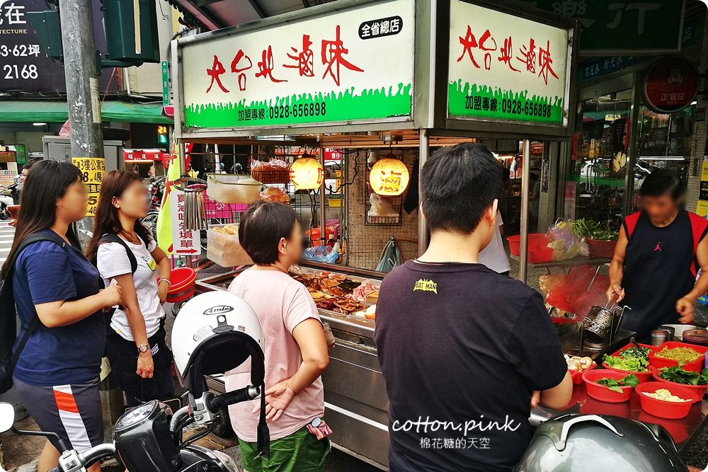 中美街夜市宵夜懶人包～小吃好料多到吃不完！滷味、水餃、魷魚羹、紅茶、鵝肉、地瓜球