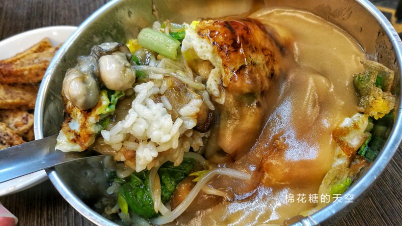 超狂台中大甲美食-蚵仔煎蓋飯！想不到的組合只在廟口蚵仔煎