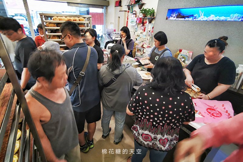 光是蛋黃酥就有三種口味！台中霧峰桂田蛋糕中秋節擠爆啦！
