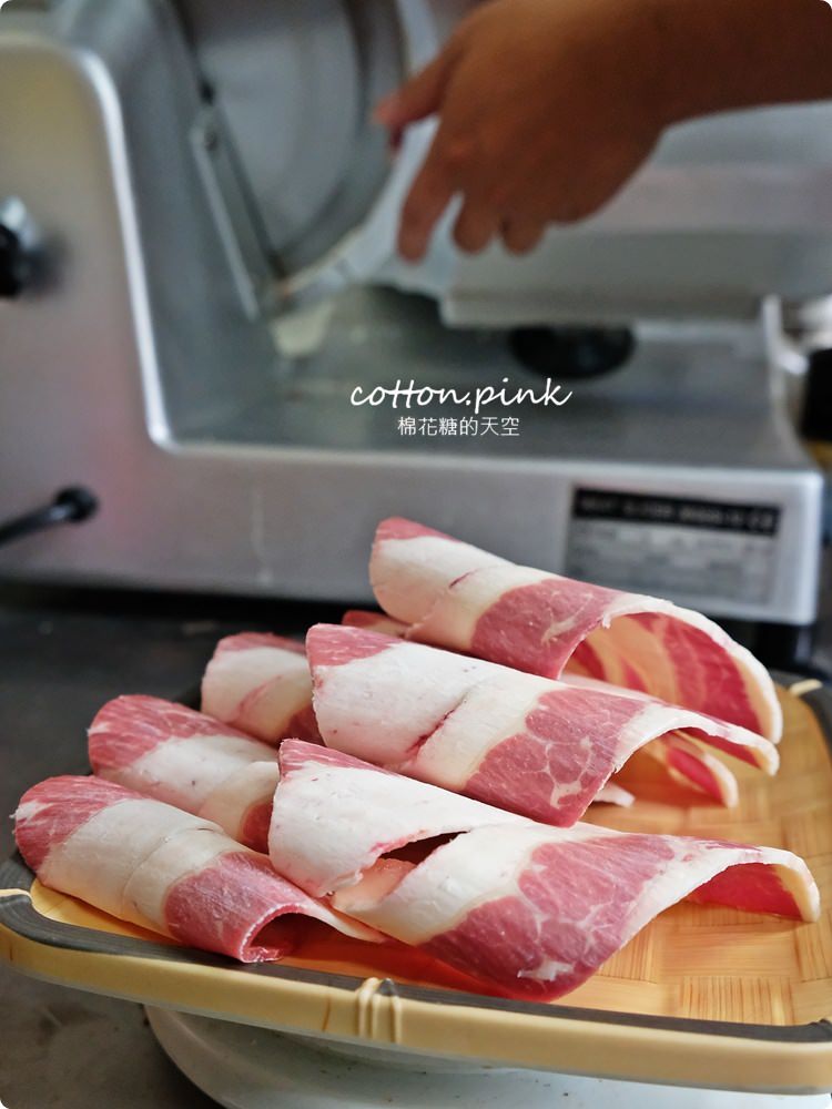 台中火鍋這家狂！20盤肉只要600元～三人同行開三鍋再送和牛，享喫鍋吃不完還可以"寄肉"、飯麵還能吃到飽！
