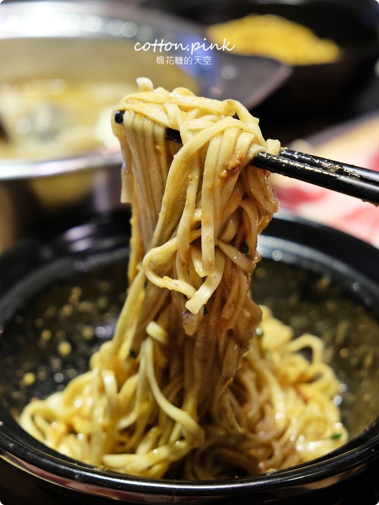 台中火鍋這家狂！20盤肉只要600元～三人同行開三鍋再送和牛，享喫鍋吃不完還可以"寄肉"、飯麵還能吃到飽！