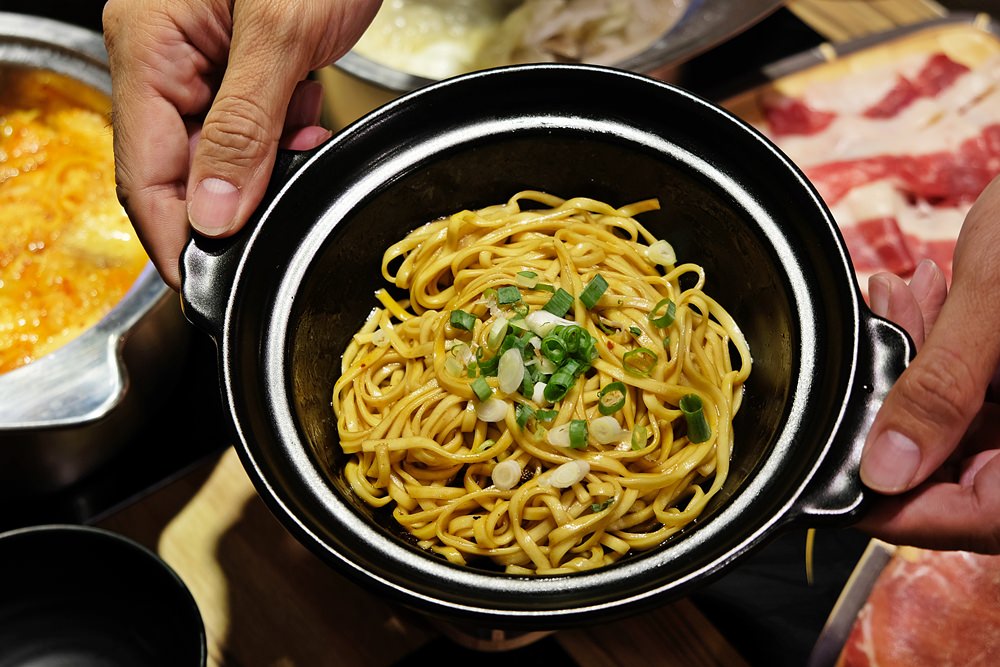 台中火鍋這家狂！20盤肉只要600元～三人同行開三鍋再送和牛，享喫鍋吃不完還可以"寄肉"、飯麵還能吃到飽！