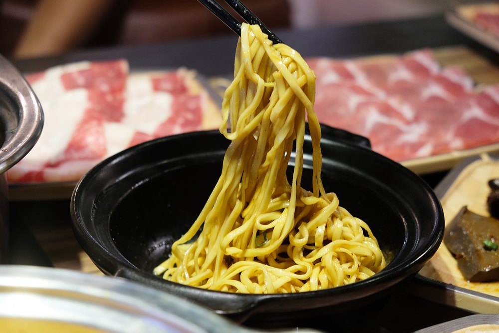 台中火鍋這家狂！20盤肉只要600元～三人同行開三鍋再送和牛，享喫鍋吃不完還可以"寄肉"、飯麵還能吃到飽！