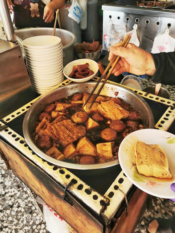 台中中清路老牌便當-航空站爌肉飯超大塊滷排骨讓人秒變心