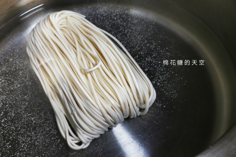瓦城最新推出泰式乾拌麵！道地泰式風味在家裡就能輕鬆吃得到