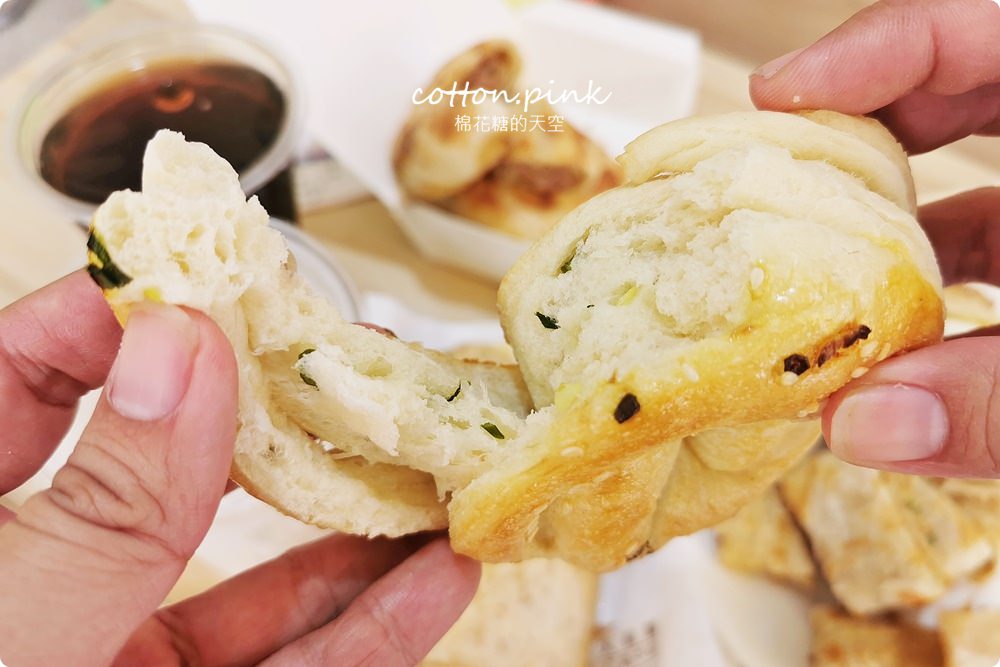 台中道地眷村味燒餅，大口袋燒餅料多到爆炸！最新千層烤餅也不能錯過！