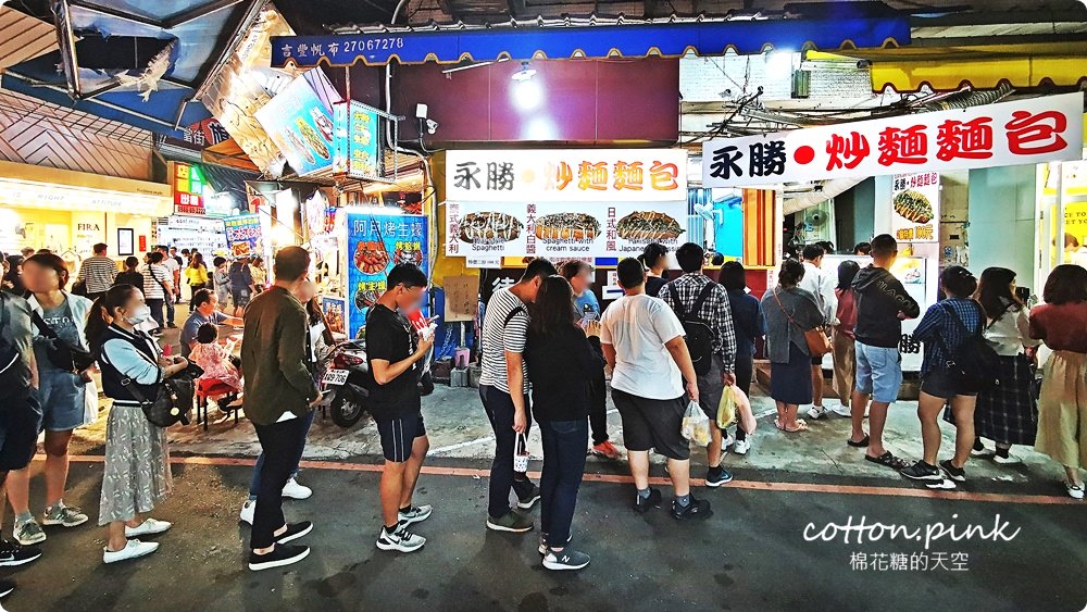 台中逢甲必吃-永勝炒麵麵包最新口味加東泉！日期限定口味排隊也不能錯過！