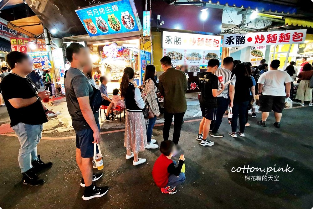 台中逢甲必吃-永勝炒麵麵包最新口味加東泉！日期限定口味排隊也不能錯過！
