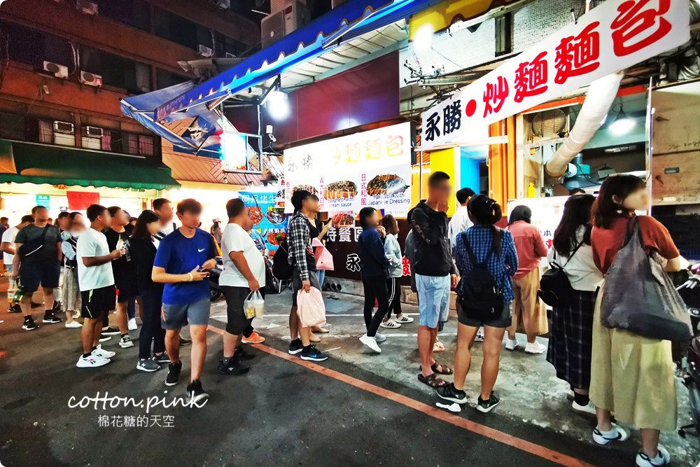 台中逢甲必吃-永勝炒麵麵包最新口味加東泉！日期限定口味排隊也不能錯過！
