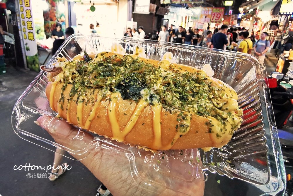 台中逢甲必吃-永勝炒麵麵包最新口味加東泉！日期限定口味排隊也不能錯過！