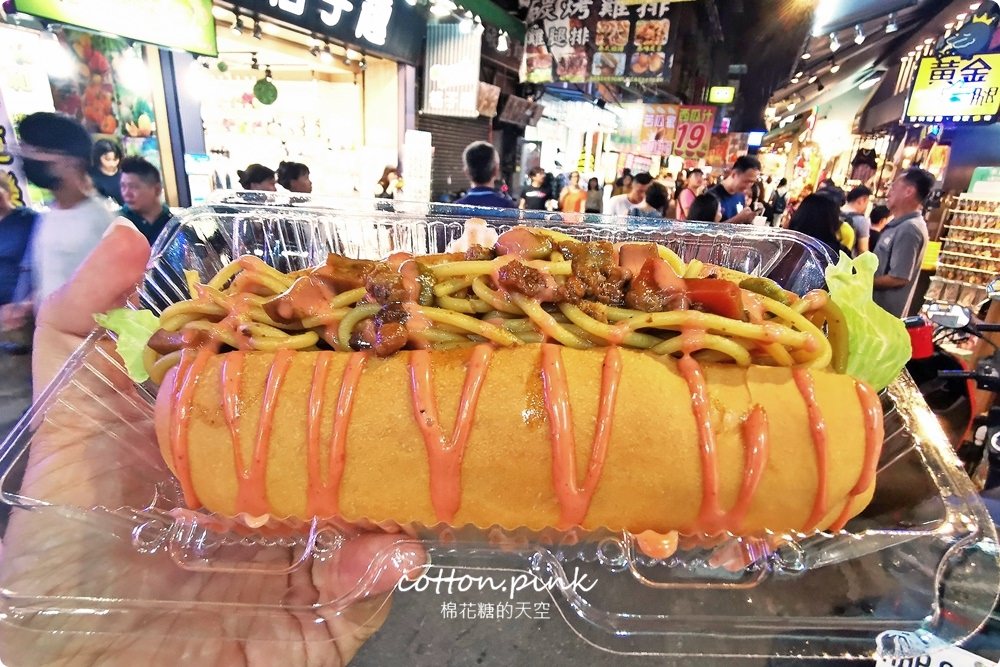 台中逢甲必吃-永勝炒麵麵包最新口味加東泉！日期限定口味排隊也不能錯過！