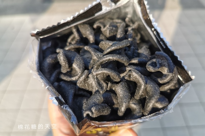 萬聖節限定～特黑浪味仙，真的是全黑的耶！只有這裡買得到喔！