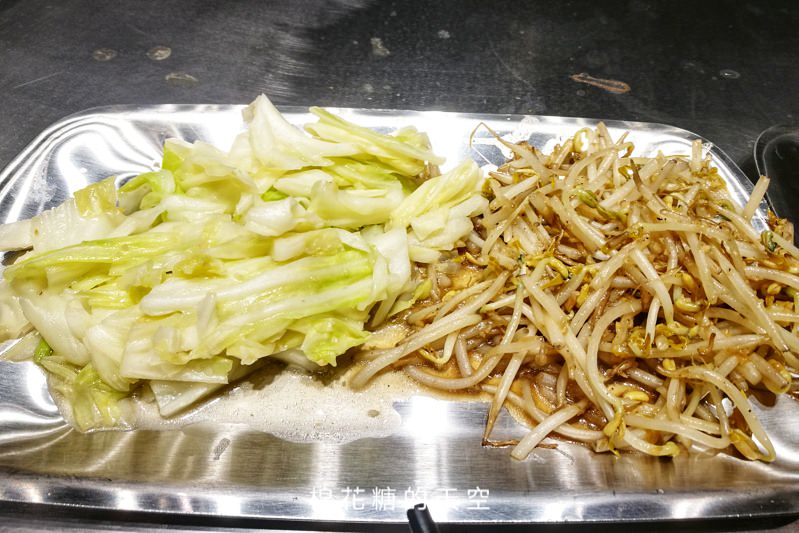 大埔鐵板燒處處有～這家竟然可以免費續菜！點餐高麗菜、豆芽菜～吃到飽！