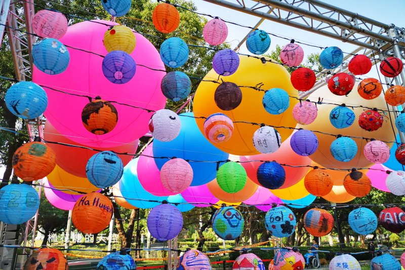 2020台灣燈會在台中倒數100天，台中公園率先點燈～繽紛花燈點亮湖面
