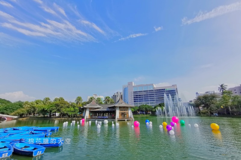 2020台灣燈會在台中倒數100天，台中公園率先點燈～繽紛花燈點亮湖面