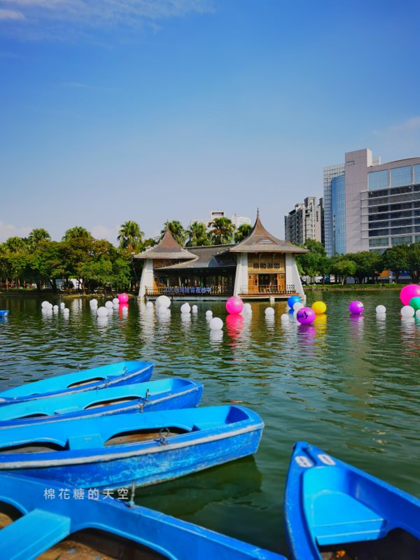 2020台灣燈會在台中倒數100天，台中公園率先點燈～繽紛花燈點亮湖面