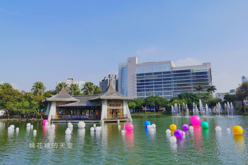 2020台灣燈會在台中倒數100天，台中公園率先點燈～繽紛花燈點亮湖面