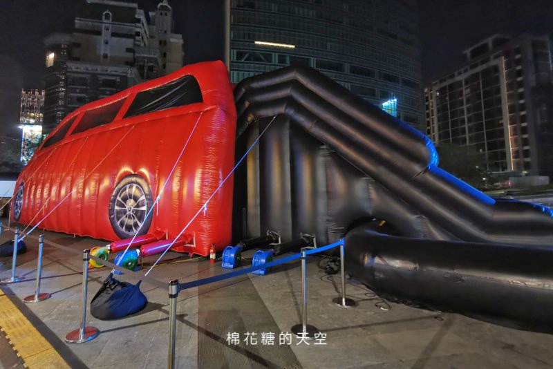 最貴氣的氣墊溜滑梯就在這！超大賓士休旅車小朋友也可以免費上車喔！