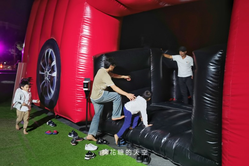 最貴氣的氣墊溜滑梯就在這！超大賓士休旅車小朋友也可以免費上車喔！