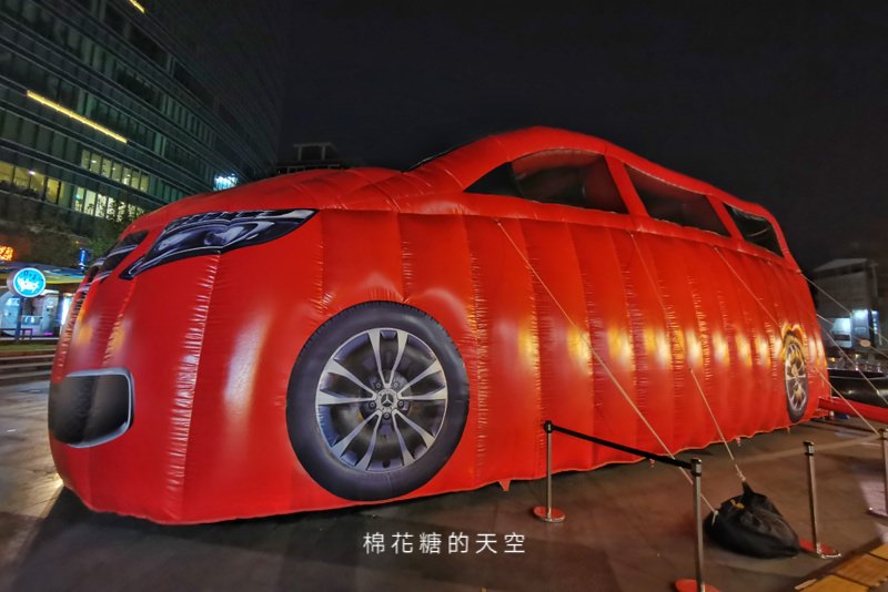 最貴氣的氣墊溜滑梯就在這！超大賓士休旅車小朋友也可以免費上車喔！