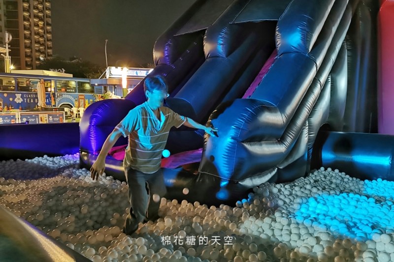 最貴氣的氣墊溜滑梯就在這！超大賓士休旅車小朋友也可以免費上車喔！