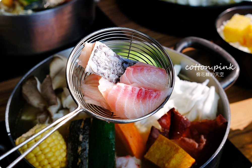 台中沙鹿必吃火鍋-宇良食推出秋冬限定新湯底啦！大推麻油雞佛、蒜香鱻魚超香、超好吃～