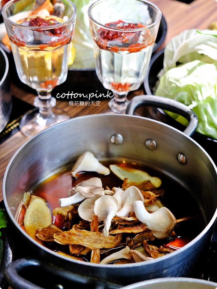 台中沙鹿必吃火鍋-宇良食推出秋冬限定新湯底啦！大推麻油雞佛、蒜香鱻魚超香、超好吃～