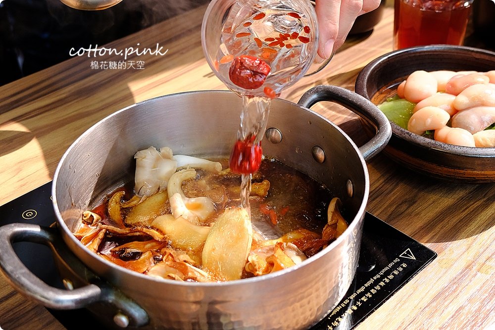 台中沙鹿必吃火鍋-宇良食推出秋冬限定新湯底啦！大推麻油雞佛、蒜香鱻魚超香、超好吃～