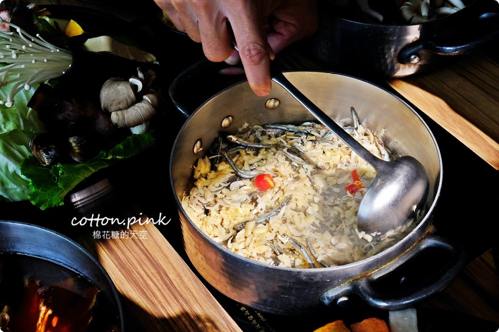 台中沙鹿必吃火鍋-宇良食推出秋冬限定新湯底啦！大推麻油雞佛、蒜香鱻魚超香、超好吃～