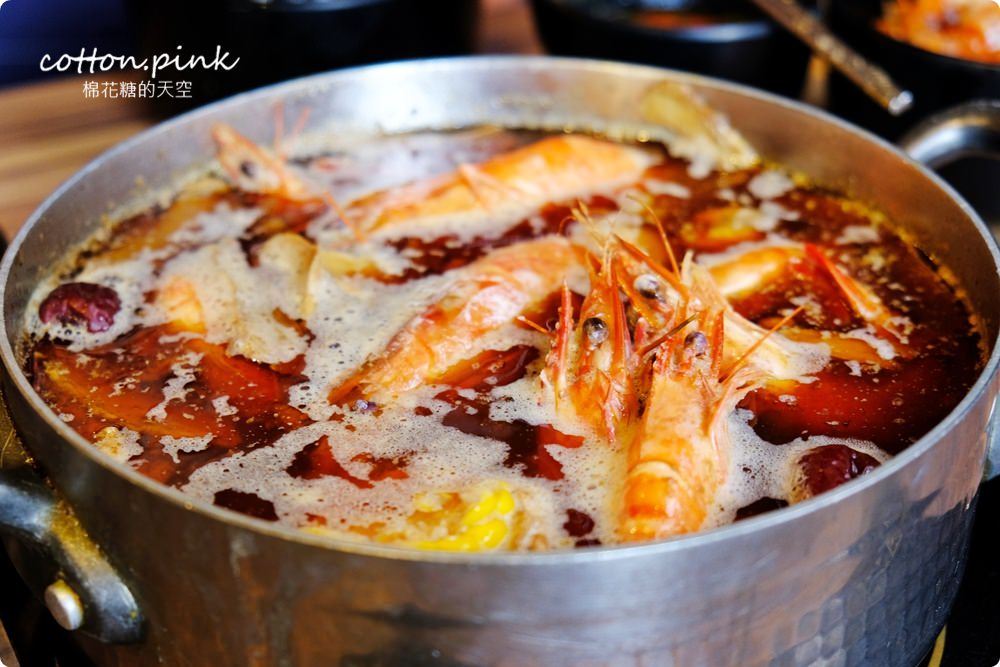 台中沙鹿必吃火鍋-宇良食推出秋冬限定新湯底啦！大推麻油雞佛、蒜香鱻魚超香、超好吃～