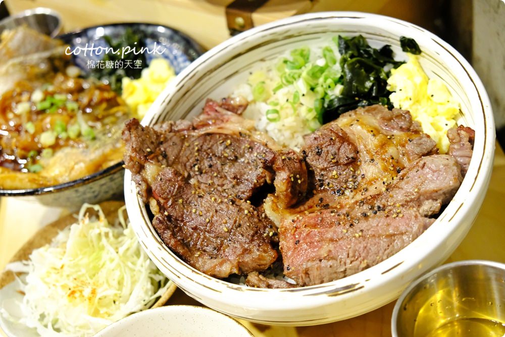 台中模範街大份量蓋飯推薦|超大牛排蓋飯滿翻天，生菜高湯吃到飽，壽星來沐丼還能免費加肉超划算～