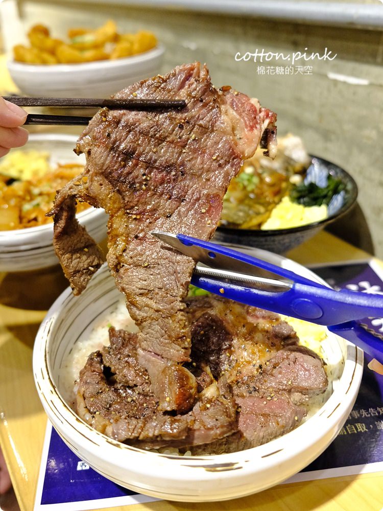 台中模範街大份量蓋飯推薦|超大牛排蓋飯滿翻天，生菜高湯吃到飽，壽星來沐丼還能免費加肉超划算～