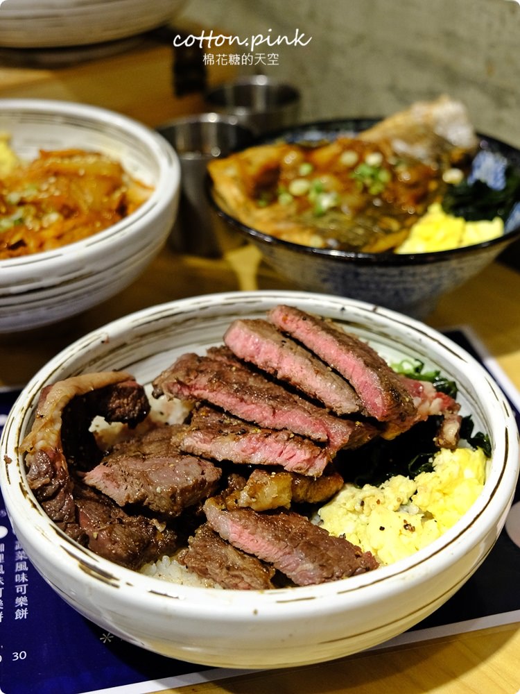 台中模範街大份量蓋飯推薦|超大牛排蓋飯滿翻天，生菜高湯吃到飽，壽星來沐丼還能免費加肉超划算～