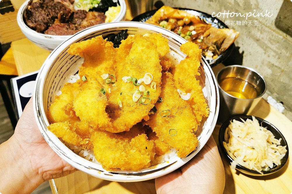 台中模範街大份量蓋飯推薦|超大牛排蓋飯滿翻天，生菜高湯吃到飽，壽星來沐丼還能免費加肉超划算～