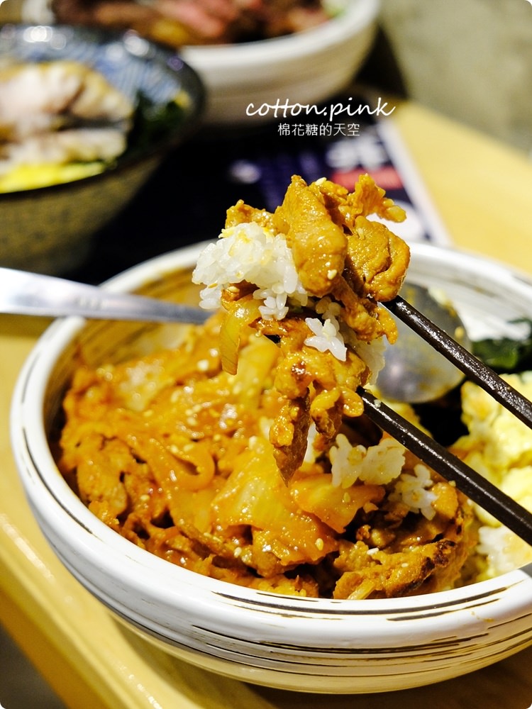 台中模範街大份量蓋飯推薦|超大牛排蓋飯滿翻天，生菜高湯吃到飽，壽星來沐丼還能免費加肉超划算～