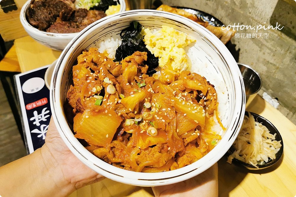 台中模範街大份量蓋飯推薦|超大牛排蓋飯滿翻天，生菜高湯吃到飽，壽星來沐丼還能免費加肉超划算～