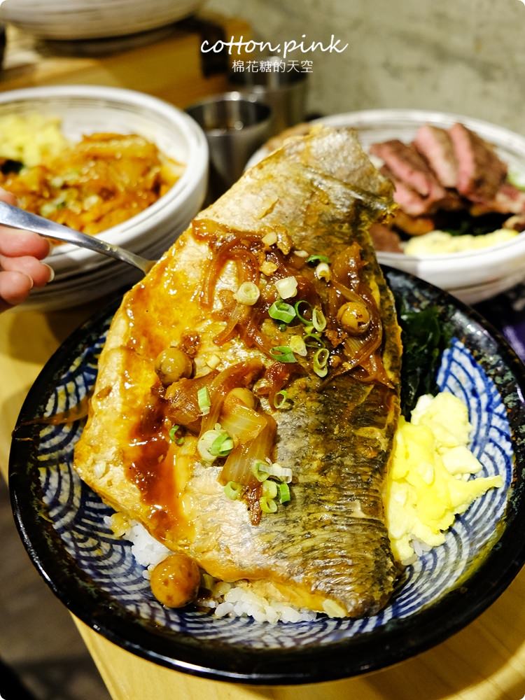台中模範街大份量蓋飯推薦|超大牛排蓋飯滿翻天，生菜高湯吃到飽，壽星來沐丼還能免費加肉超划算～