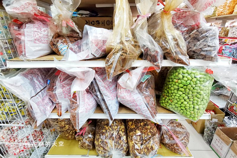 台中零食批發來這家～要買多少秤多少！幸福商行糖果餅乾通通有～