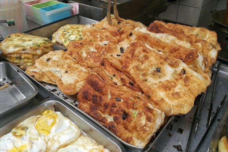 台中第五市場美食-樂群早餐，人氣不輸飯糰！招牌蔥油餅不一樣喔～