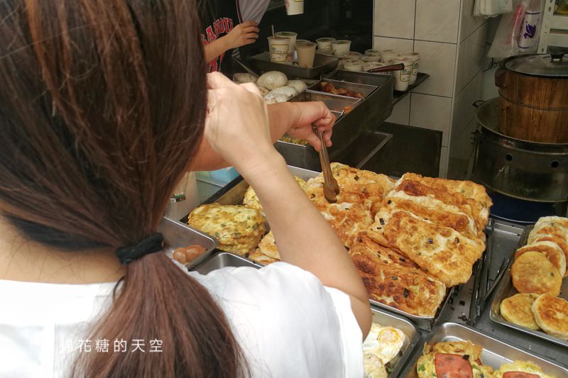 台中第五市場美食-樂群早餐，人氣不輸飯糰！招牌蔥油餅不一樣喔～