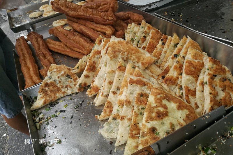 台中第五市場美食-樂群早餐，人氣不輸飯糰！招牌蔥油餅不一樣喔～