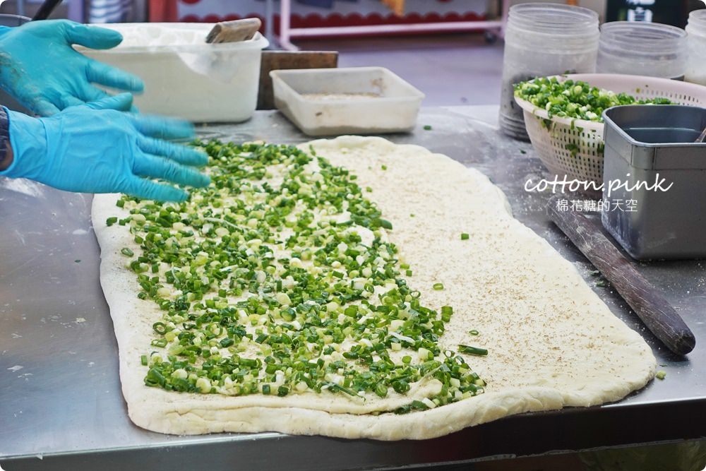 文心崇德站美食|北平路黃昏市場超多好料～山東千層蔥花大餅一定要試試！