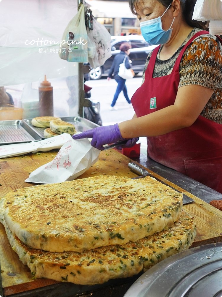 文心崇德站美食|北平路黃昏市場超多好料～山東千層蔥花大餅一定要試試！