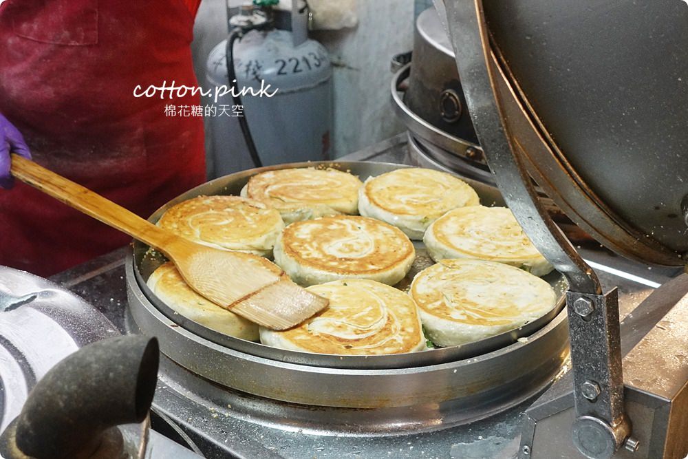 文心崇德站美食|北平路黃昏市場超多好料～山東千層蔥花大餅一定要試試！