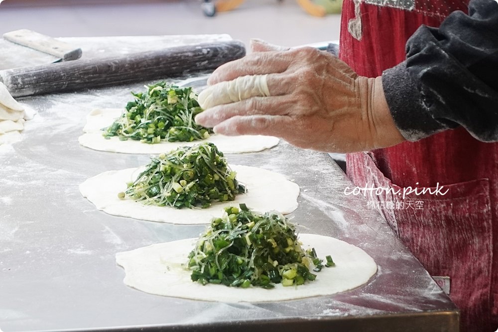 文心崇德站美食|北平路黃昏市場超多好料～山東千層蔥花大餅一定要試試！