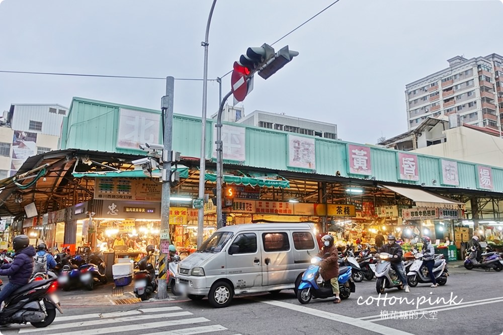 文心崇德站美食|北平路黃昏市場超多好料～山東千層蔥花大餅一定要試試！
