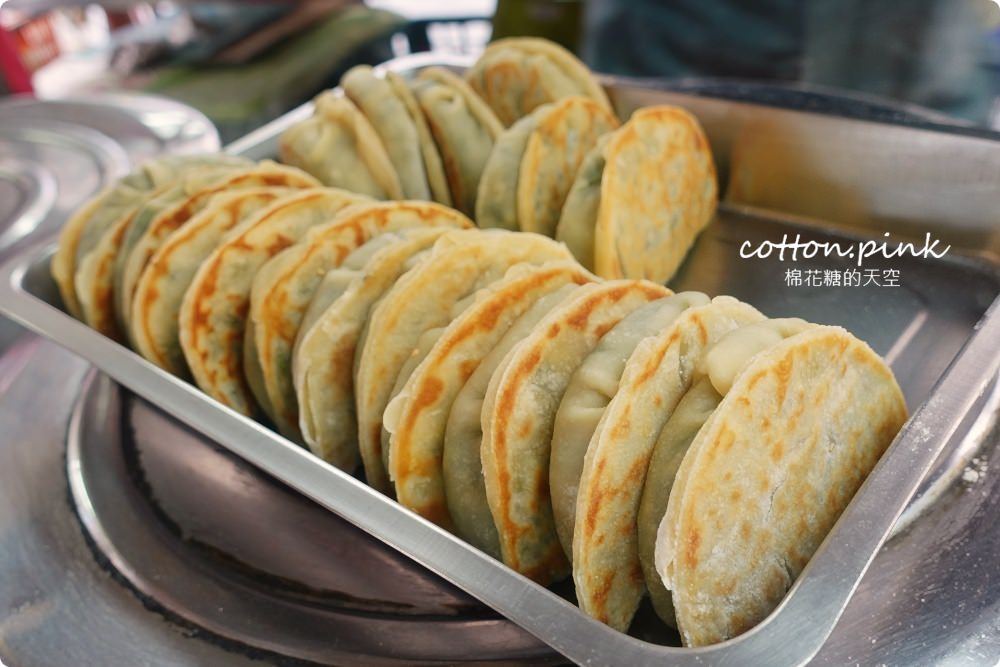 文心崇德站美食|北平路黃昏市場超多好料～山東千層蔥花大餅一定要試試！