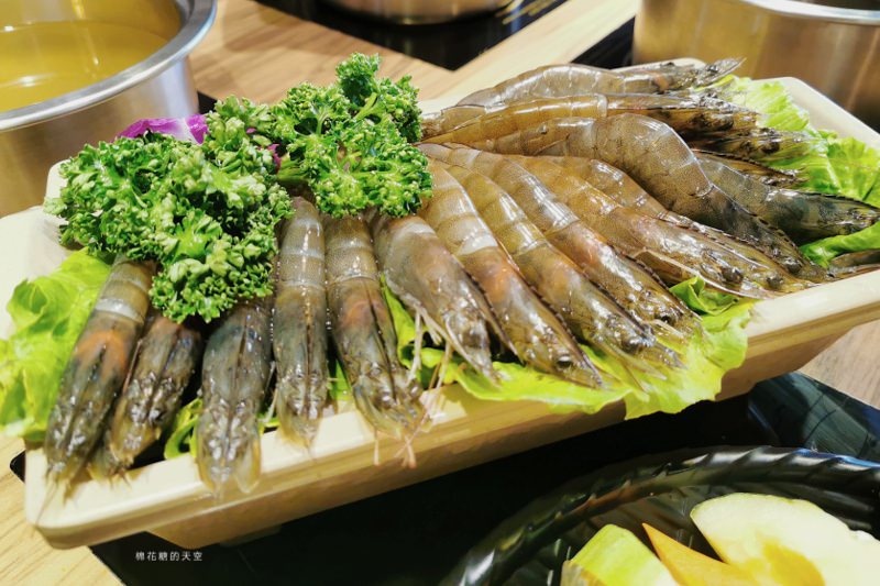 台中火鍋這家狂！20盤肉只要600元～三人同行開三鍋再送和牛，享喫鍋吃不完還可以"寄肉"、飯麵還能吃到飽！