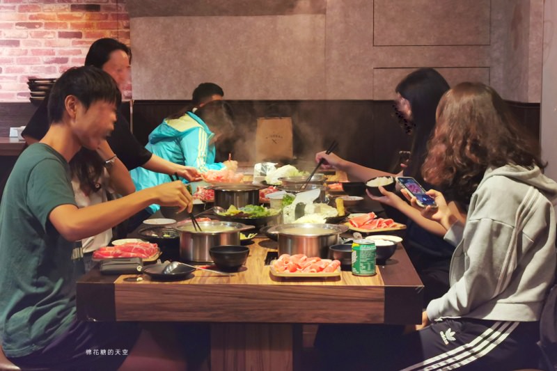 台中火鍋這家狂！20盤肉只要600元～三人同行開三鍋再送和牛，享喫鍋吃不完還可以"寄肉"、飯麵還能吃到飽！
