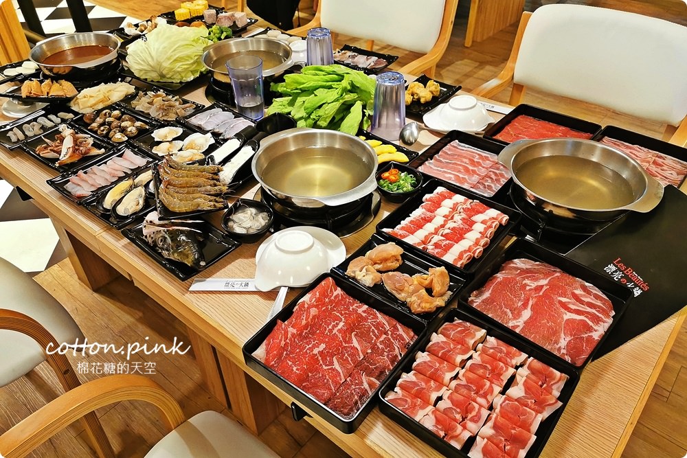 台中火鍋吃到飽這家超彭湃！漂亮火鍋超過七十種食材任你吃～海鮮就超過20種！